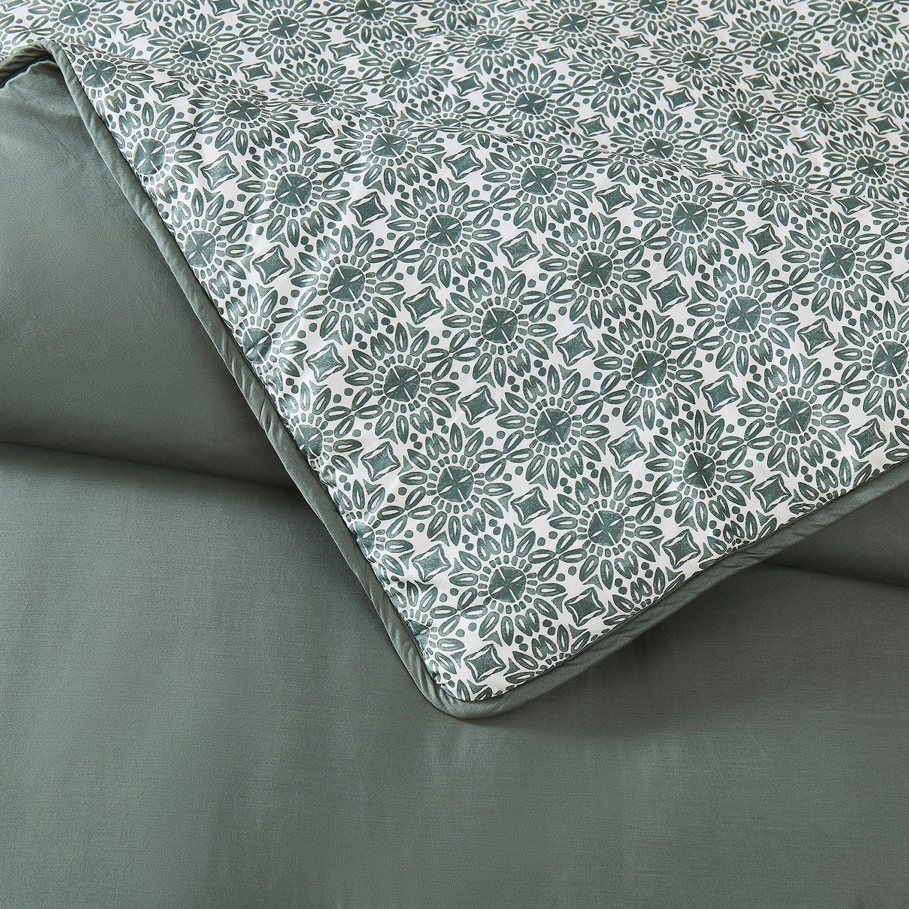 Luxurious Quilted 3-Piece 400 Thread Count Flag Stone Green Cotton Lyocell Blend Comforter Set, Adult King - Luxurious Quilted Duvet Cover Set Detail