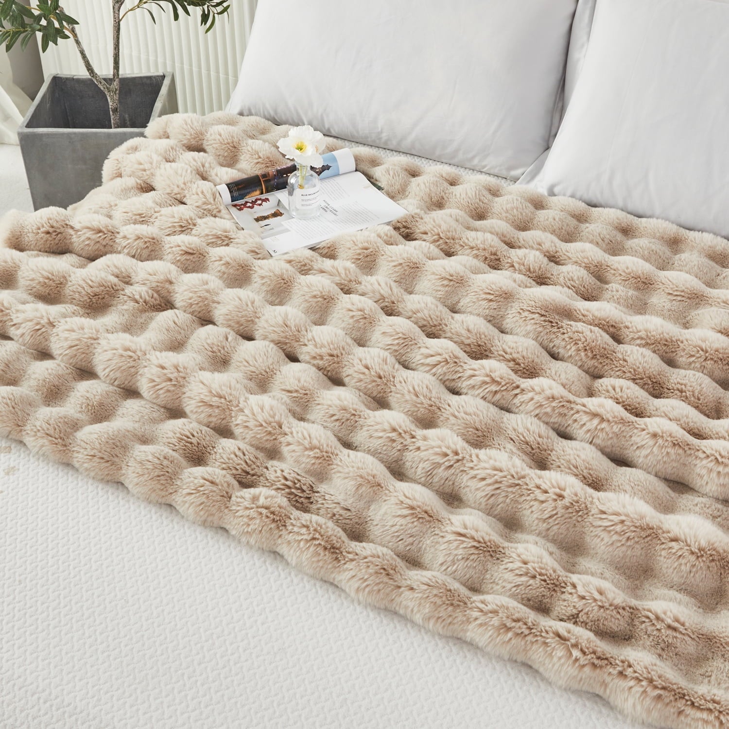 Reversible Sherpa Taupe Faux Fur Bubble Blankets for Couch Chair Sofa Luxury Fluffy Thick Bubble Throw Blanket Furry Blanket Fuzzy Soft... - Super Soft Reversible Sherpa Flannel Blanket Detail