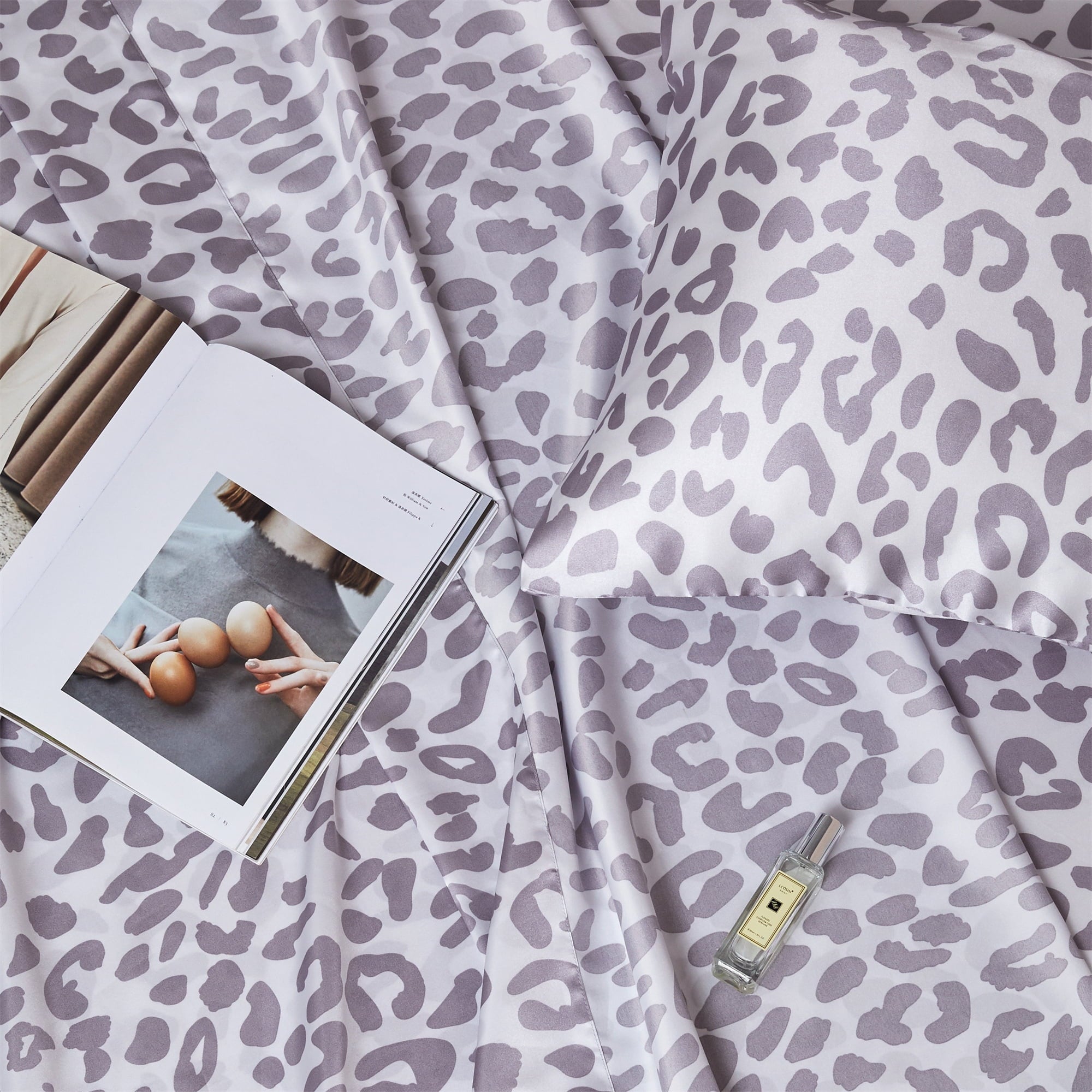 Breathable Luxury Satin Sheets Twin Silk Sheets Silver Leopard Bed Sheet Set Deep Pocket Bed Flat Fitted Sheet, 3-Pieces - Premium Ultra-Soft Pillowcase Pair for Sleeping Detail