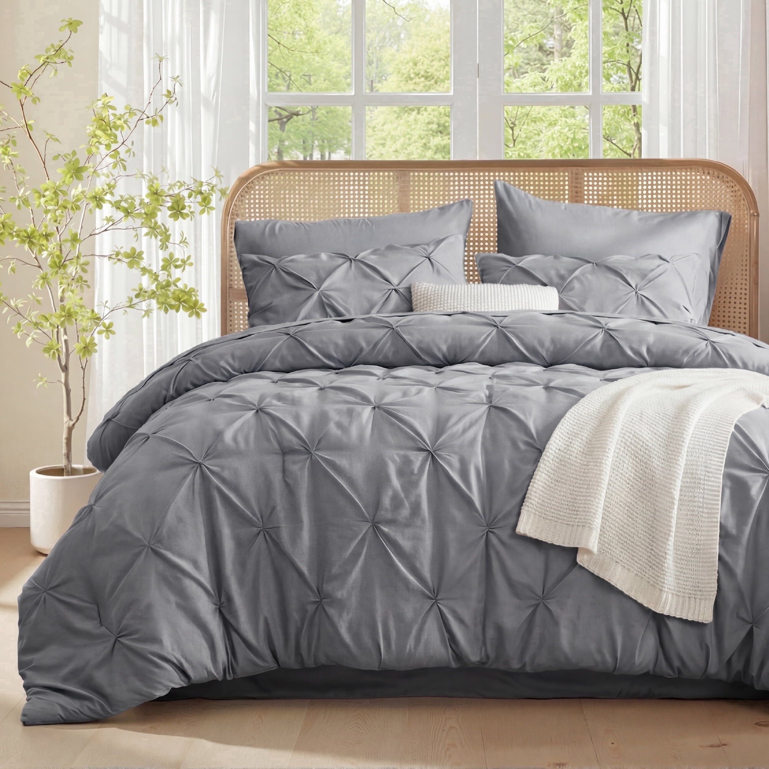 All-Season Queen Comforter Set Grey, Bed in a Bag Queen Size Bedding, 7 Pieces Pinch Pleat All Season Comforter - Cloud-Like Soft Lightweight Bed Comforter Detail