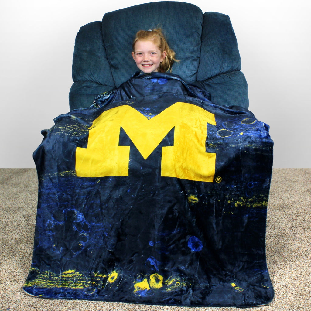 Lightweight Warm Michigan Wolverines Sublimated Soft Throw Blanket, 42" x 60" - Super Soft Reversible Sherpa Flannel Blanket Detail