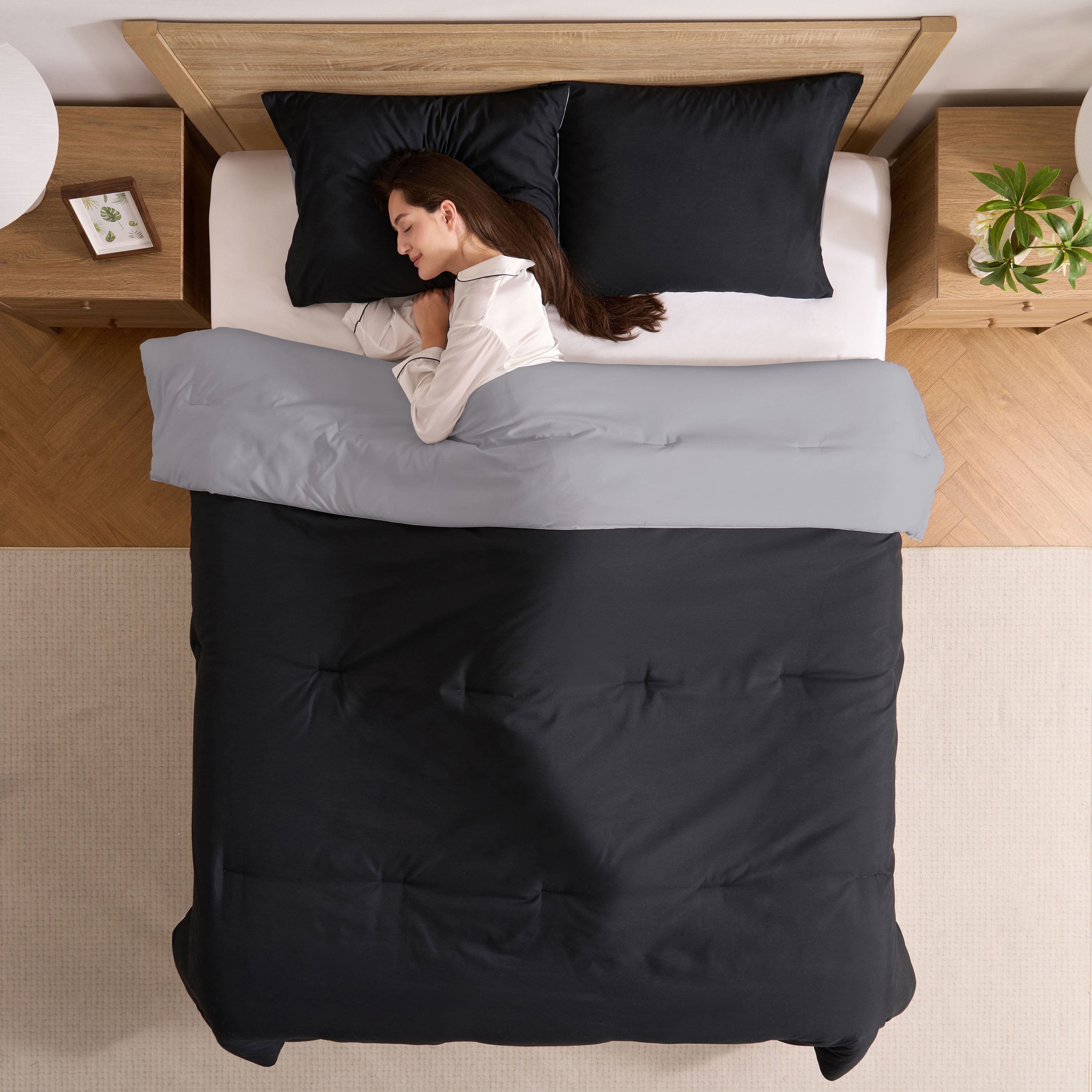 Luxurious Quilted Comforter Sets, All Season Lightweight Reversible Queen Comforter Set, 3-Pc Bedding Sets, Black/Charcoal gray - Cloud-Like Soft Lightweight Bed Comforter Detail