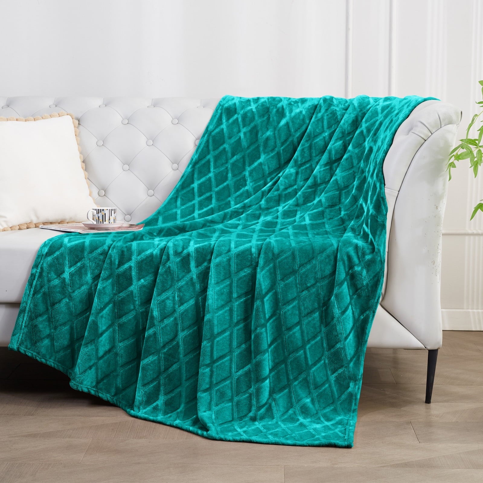 Cozy Fleece Large Soft Throw Blanket for Couch, 50x70 Inches Diamond Geometry Pattern Velvet Fleece Blanket, Cozy, Warm and Light... - Super Soft Reversible Sherpa Flannel Blanket Detail