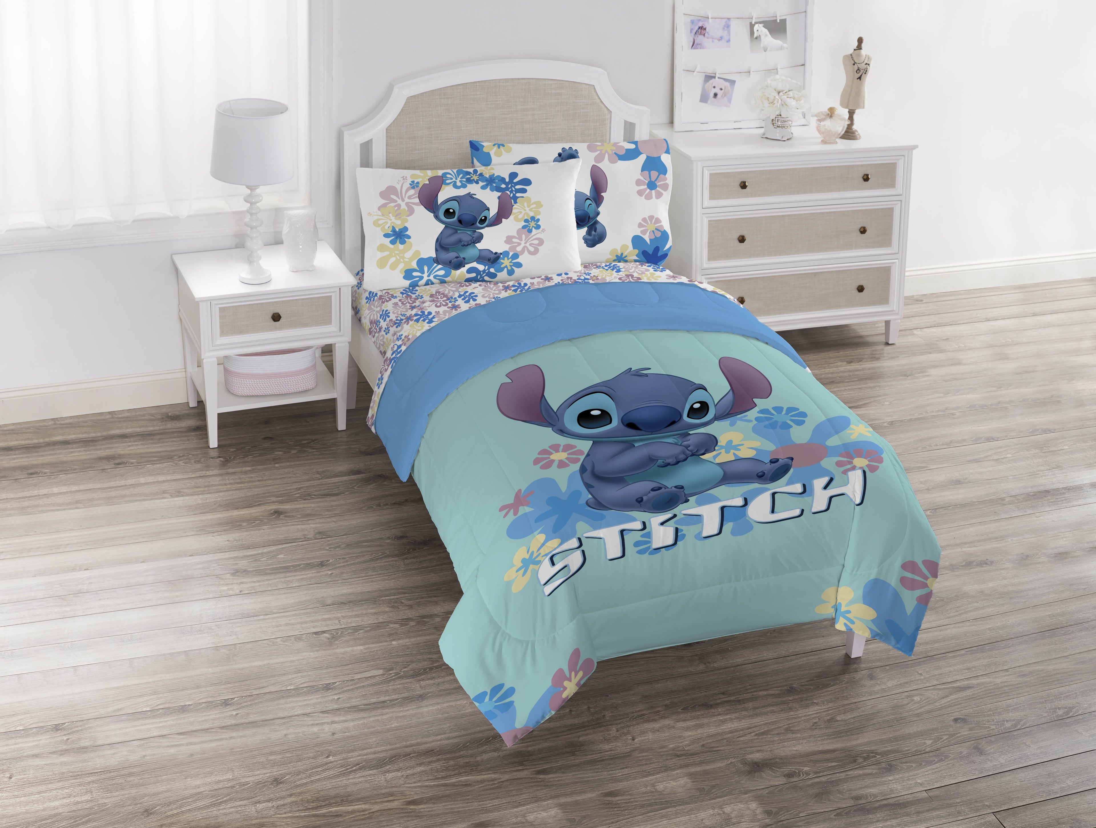 Fluffy Down Alternative Lilo and Stitch Sweet Stitch 5 Piece Twin Size Kids Comforter Set with Sham - Super Soft Bed Set for Kids - Cloud-Like Soft Lightweight Bed Comforter Detail