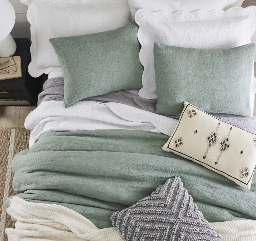 Heavyweight Warmth 3-Piece Sage Floral Comforter Set, Full/Queen - All-Season Down Alternative Comforter Insert Detail