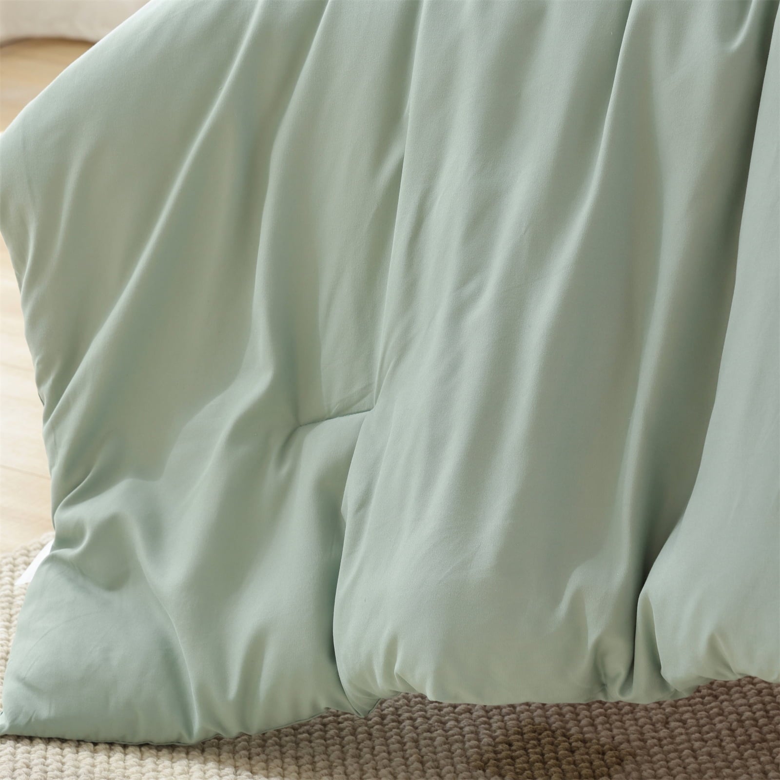 All-Season Queen Comforter Set For Adult, 3 Piece Sage Green Comforter Sets & Bedding For All Season - All-Season Down Alternative Comforter Insert Detail